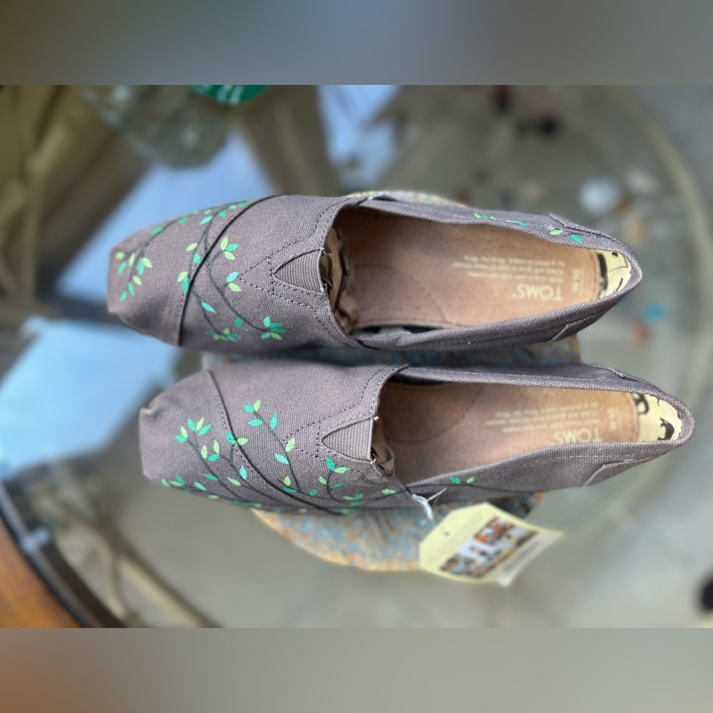 🍃TOMS🍃- NWT - Grey Toms Hand-painted Tree Branch Design- size 10 Womens - Picture 9 of 9